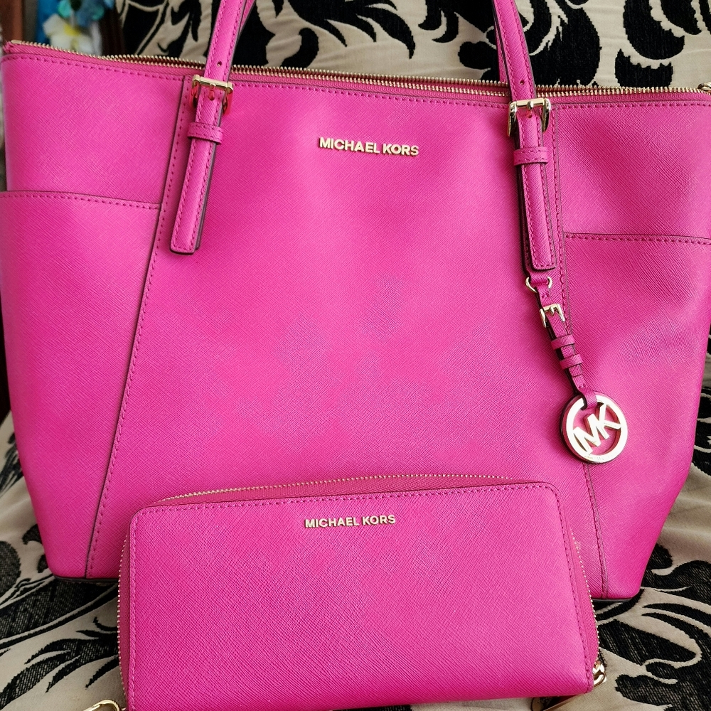 Gorgeous Michael Kors purse with matching wallet